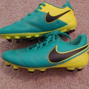 2.5Y Nike Soccer Cleats